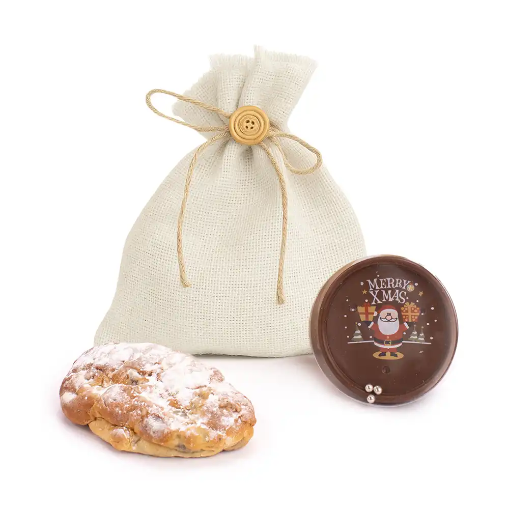 Kersttasje met chocoladespelletje en mini stol