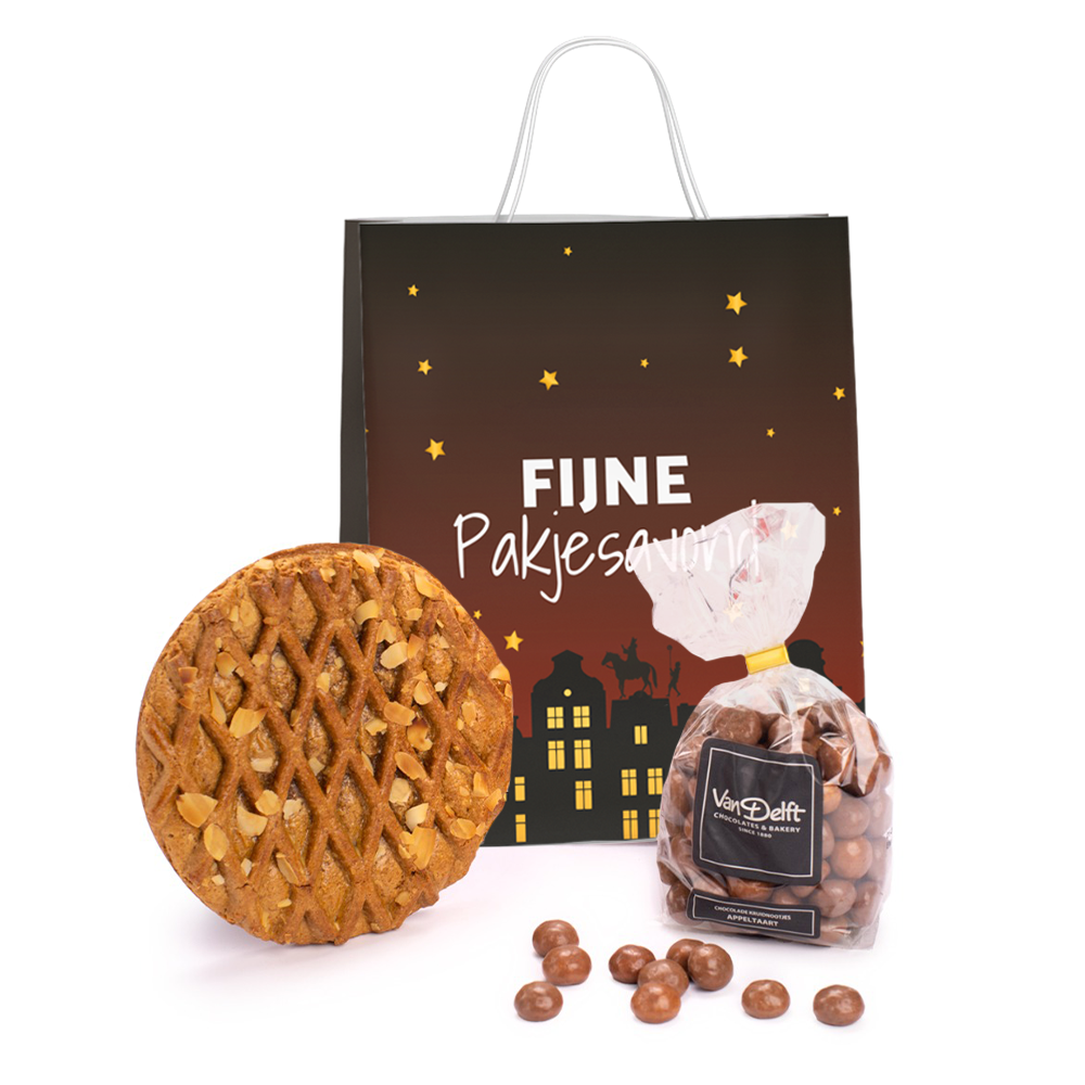 Van Delft pakket met kruidnoten en speculaastaart verpakt in sint geschenktasje